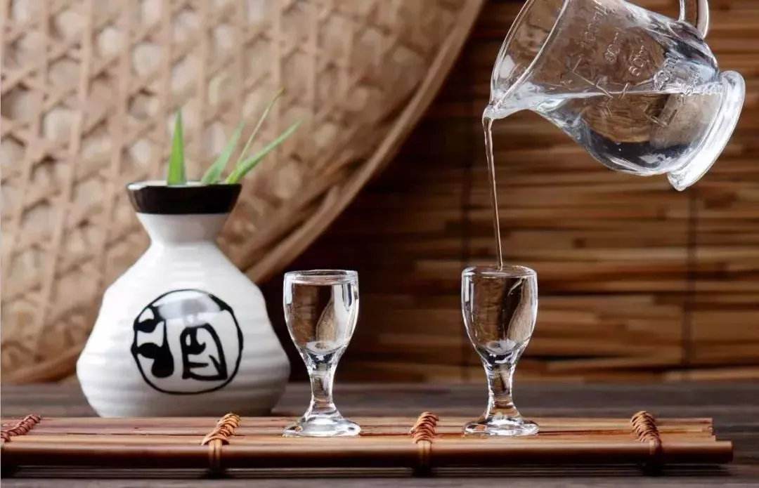 男人為什么喜歡喝白酒？喝白酒對(duì)身體有哪些危害？